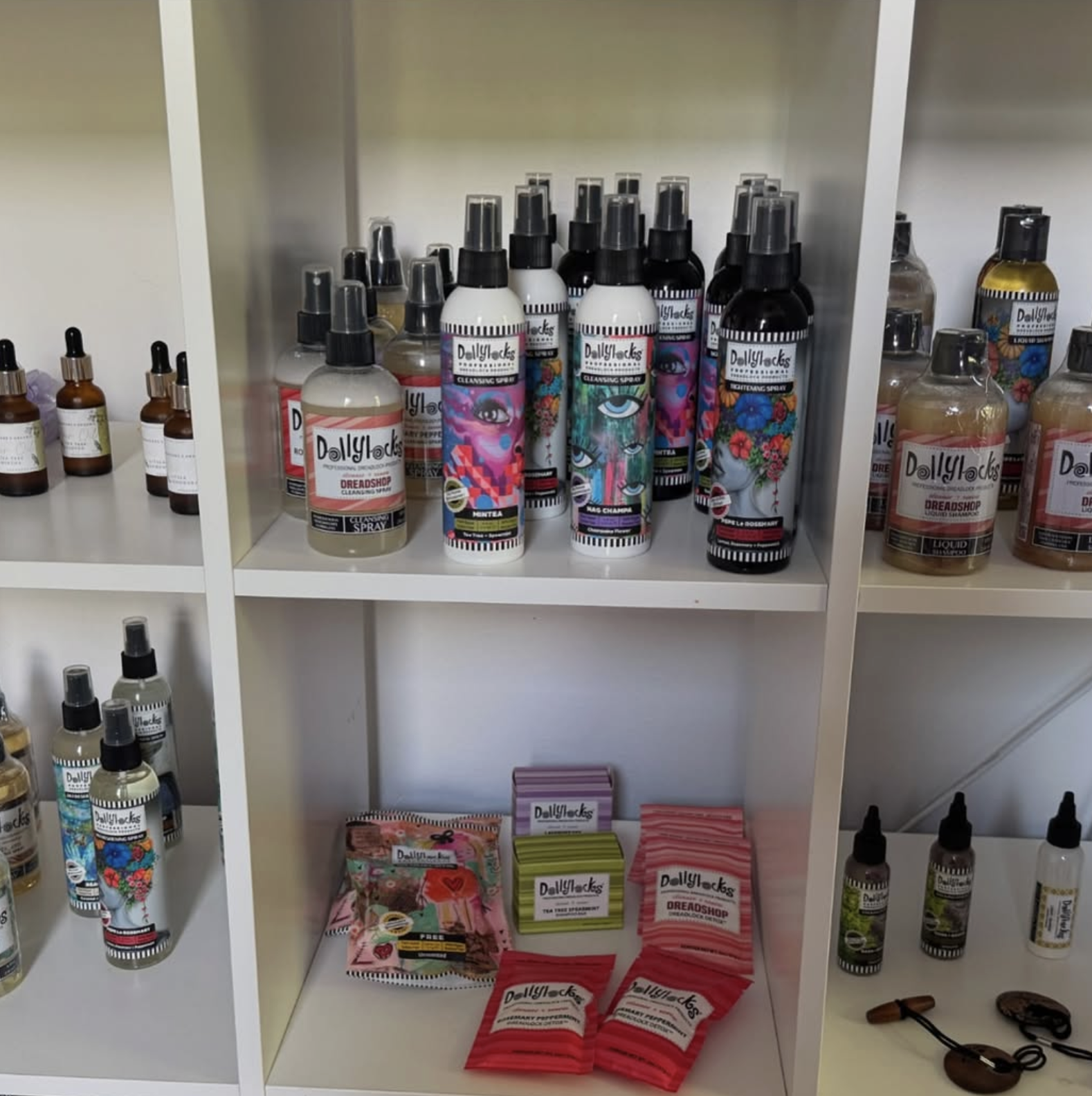 Dollylocks-produkter på hyllorna i salongen
